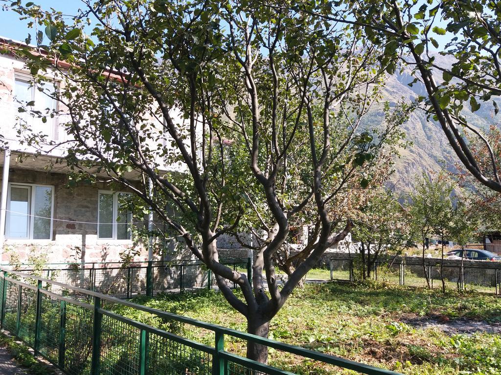 Guest House Sandro Kazbegi Exterior foto